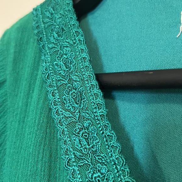 Rich green crop top, with wide sleeves and invisible side zipper. - Picture 5 of 6